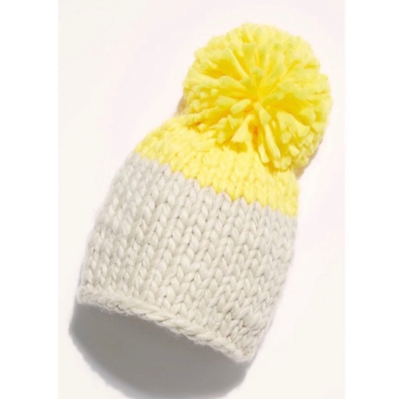 New Free People’s Cozy Up Pom Pom Beanie in Yellow/Cream one size - Picture 3 of 10